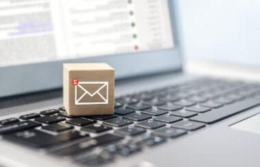 新的电子邮件符号在木块上的笔记本电脑键盘